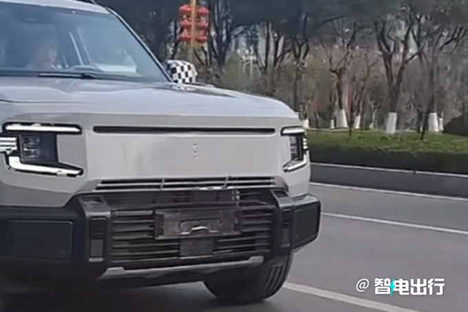 深藍(lán)G318街頭實(shí)拍有拖掛資質(zhì) 純電續(xù)航164km-圖1