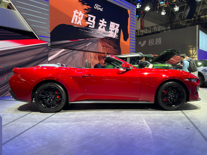 2024北京车展传奇再现全新福特Mustang敞篷版实拍体验-图7