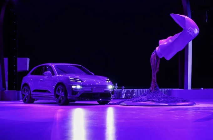 拥抱变化忠于独特—保时捷携手阿那亚戏剧节共探风格新境-图10