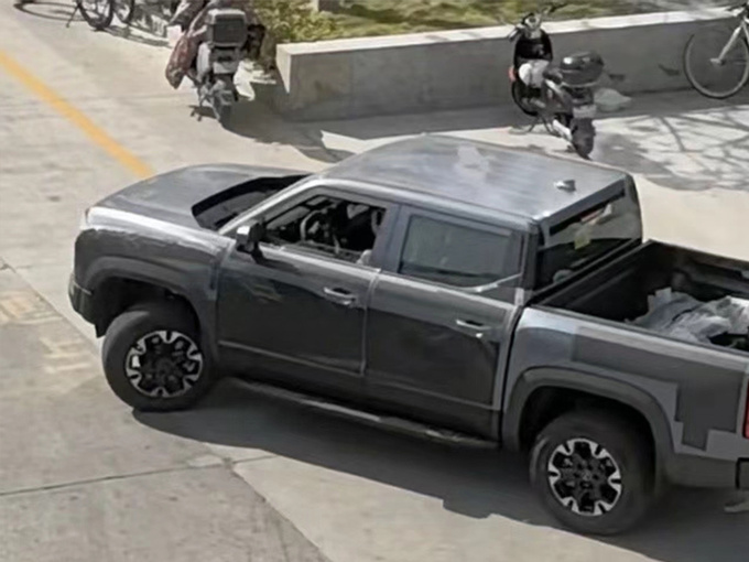 比亞迪皮卡實拍曝光撞臉福特F-150閃電這價格你滿意嗎-圖3