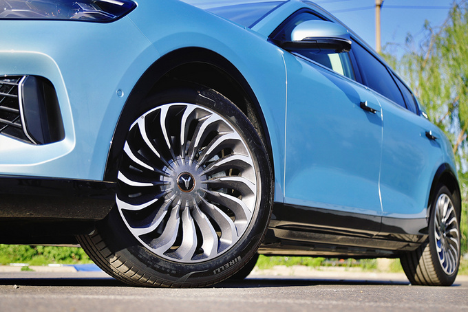 场地试驾岚图FREE 零百加速4秒的SUV是什么体验-图18