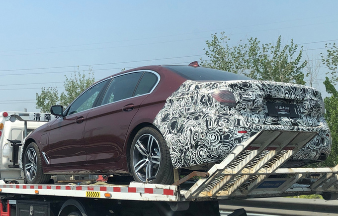 宝马新5系插混实拍 每百公里油耗1.5L-比E级省油-图1