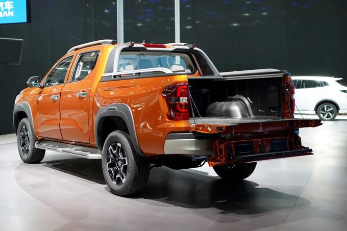 首款增程皮卡长安猎手亮相四大亮点与三大价值下月上市-图2