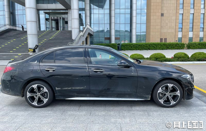 北京奔驰全新C级街拍 尺寸加长超宝马3系 9月上市-图2
