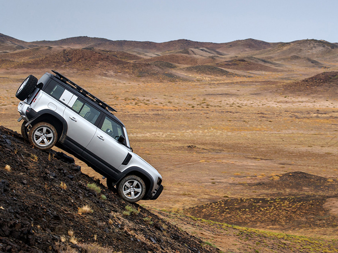 路虎卫士全新车型曝光车长有所增加/配三排座椅-图1