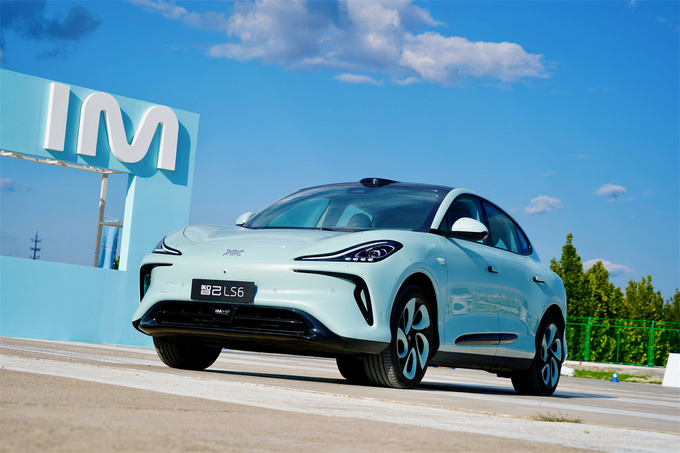 场地体验史上最强6系智己LS6的智驾表现和性能操控如何-图1