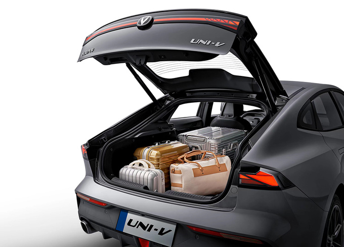 销量一直遥遥领先 实锤了,长安UNI-V才是国货钢炮王-图1