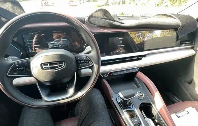 吉利KX11内饰首次曝光配三块大屏 豪华感十足-图1