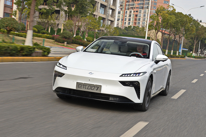 抢先试驾eπ007 翻转仪表+电动尾翼你心动了吗-图9