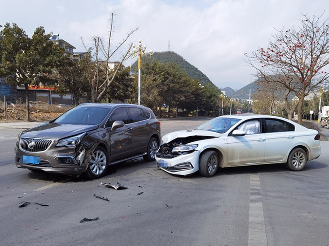 别克昂科威suv遭大众宝来横面撞击结局真没想到