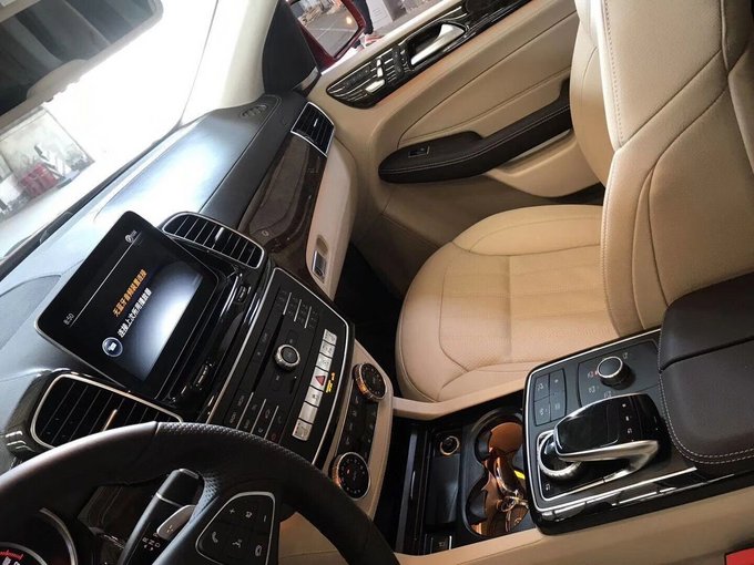 18款奔驰GLS450 红色靓眼外观时尚感爆棚-图5