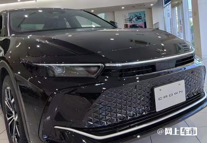 丰田全新皇冠到店实拍下月国内开售/比凯美瑞好看-图4