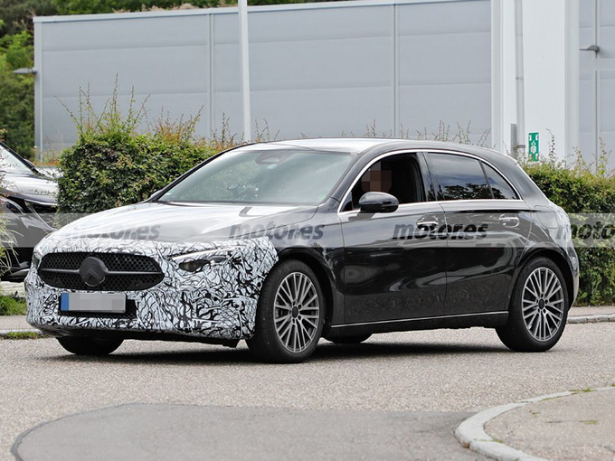 奔驰中期改款A级路试实车曝光配C级同款格栅-图1