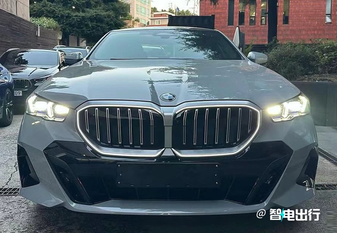 宝马全新5系实车街拍下月国产开售/比奔驰E级好看-图1