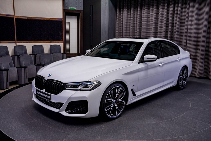 宝马新款M550i实拍搭4.4T V8引擎/外观内饰独特-图1