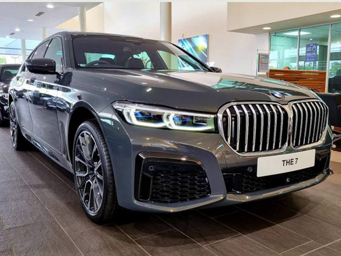 宝马740i海外进店实拍搭3.0T引擎/前脸造型换新-图1