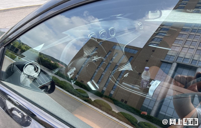 北京奔驰全新C级街拍 尺寸加长超宝马3系 9月上市-图5