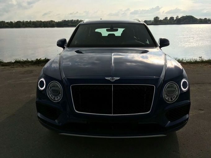 18款宾利添越汽油V8?亮片蓝SUV身份象征-图1