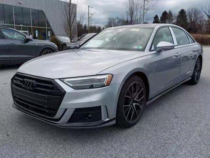 奥迪新款A8实拍升级熏黑套件/三块大屏更豪华-图1