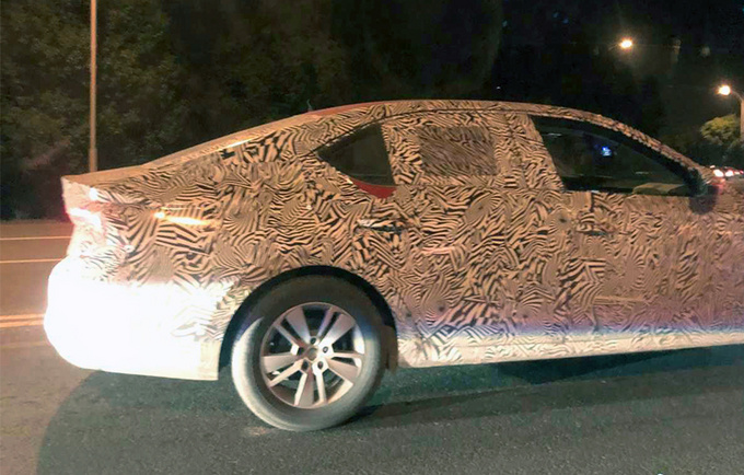 斯柯达全新明锐路试谍照 尺寸全面加长 或11万起售-图3