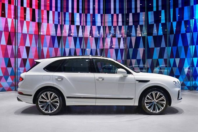 新添越插电混动版首秀 宾利展现电动化野心-图2