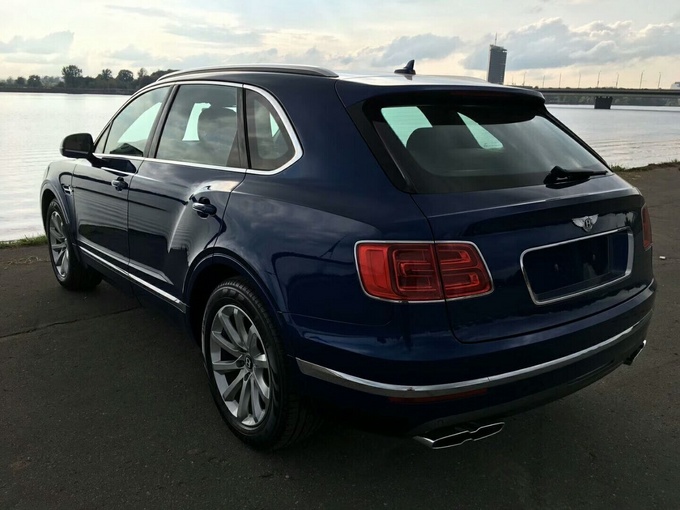 18款宾利添越汽油V8?亮片蓝SUV身份象征-图4