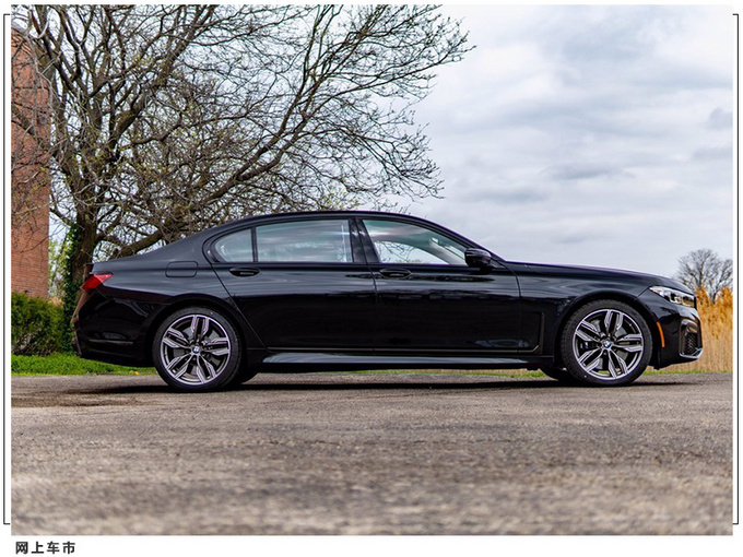 宝马新款M760i实拍搭6.6T加速媲美M5/配黑化套件-图2
