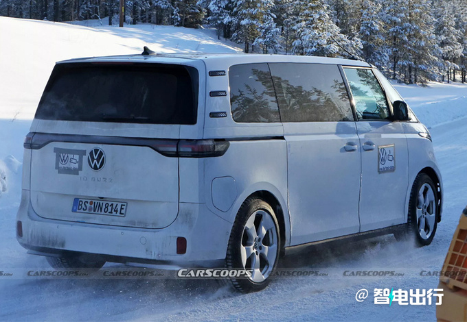大众新款MPV实车街拍曝光尺寸加长/二季度推出-图6
