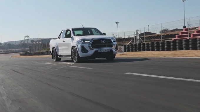 560马力的丰田海拉克斯搭载AMG 6.2升V8动力-图2