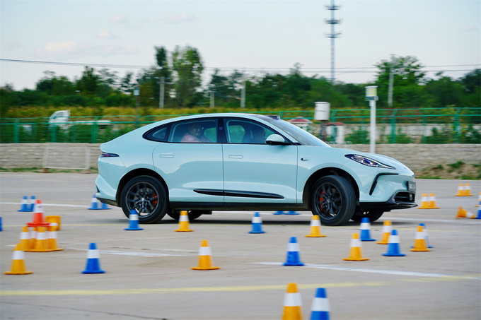 场地体验史上最强6系智己LS6的智驾表现和性能操控如何-图20