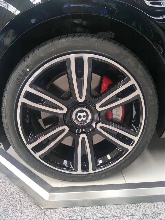 18款宾利飞驰展位现车 限量双色特惠专场-图10