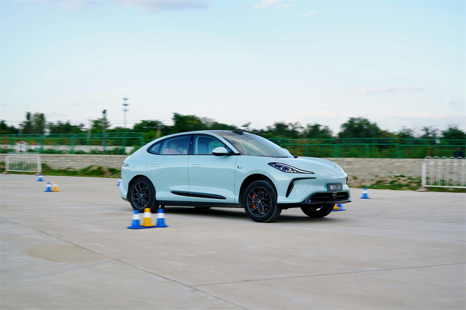 场地体验史上最强6系智己LS6的智驾表现和性能操控如何-图16