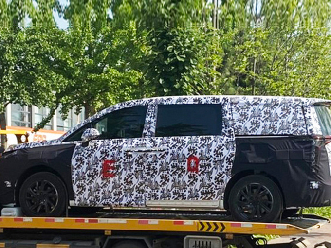 上汽大通全新MPV谍照曝光熏黑轮毂/有望年底亮相-图2