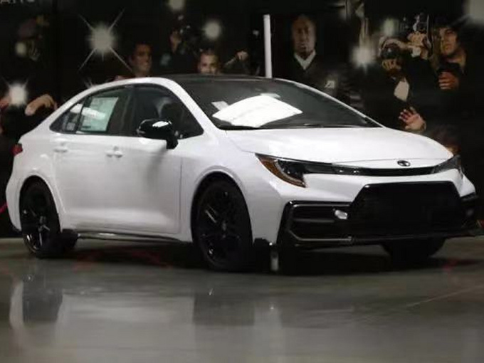 丰田卡罗拉运动版进店实拍搭2.0L/还配熏黑套件-图1