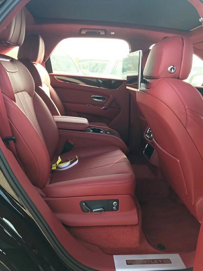 18款宾利添越4.0柴油V8 钢琴黑4座行动价-图5