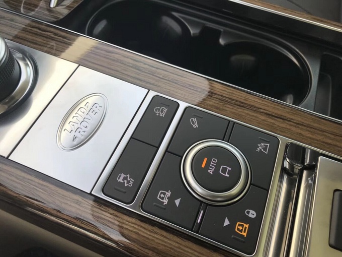 18款路虎揽胜行政行情 四驱越野技能强悍-图4