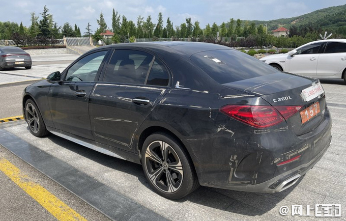 北京奔驰全新C级街拍 尺寸加长超宝马3系 9月上市-图4