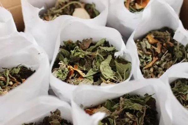 端午节又迎来父亲节 真是难得一遇 作为爸爸的贴心小棉袄 爸妈圈的孩子们 要为爸爸准备一个什么样的礼物呢? 父亲节礼物—— 端午手工DIY香囊 自古以来,配香囊,是端午传承的民俗。香囊作为端午重要的节令物品,人们相互馈赠,挂在衣襟或帐钩上,驱蚊避害、迎财纳福。取意福、禄、寿、禧、财等寓意。 配香囊,是端午传承的民俗 表达满满的美好祝愿 小小香包 大大功能 一份天然,一份健康,小小的香包,别样的空气净化器,清洁空气,舒畅身心。在悠闲的午后,亲手制作小香包,体验手工乐趣,发现生活