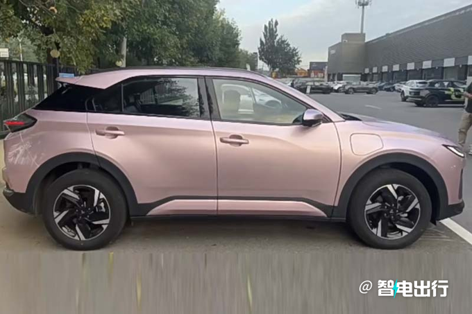 哪吒X即將上市純電續(xù)航501km 預(yù)計售10.88萬起-圖2