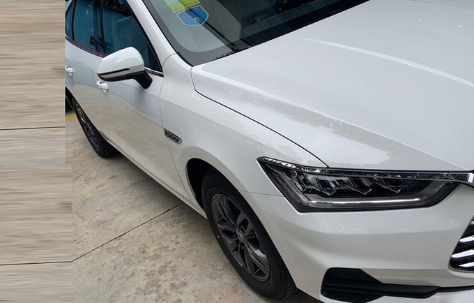 比亚迪秦Pro超越版街拍20日上市 增多项配置-图3