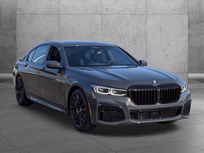 宝马750i实拍搭4.4T V8引擎/外观配熏黑套件-图1