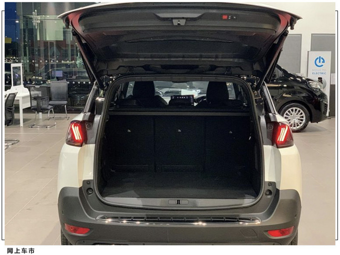 标致新款5008实拍曝光 獠牙式日行灯/熏黑进气口-图6