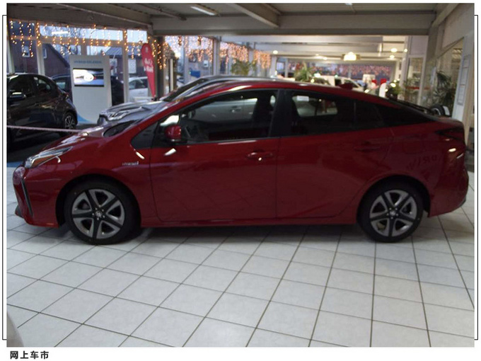 丰田普锐斯进店实拍 大尺寸异形头灯/世嘉同款内饰-图2