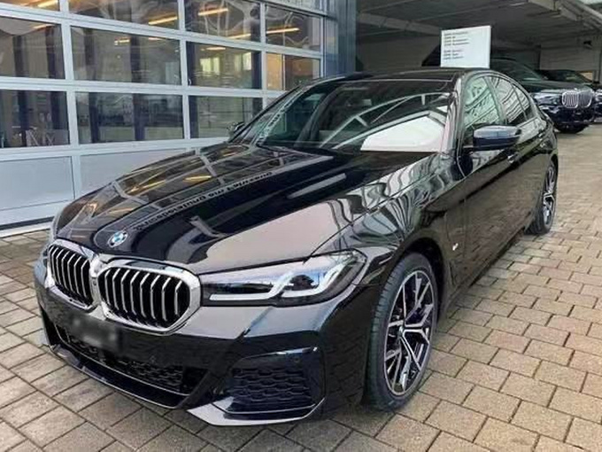 宝马新5系插混版到店实拍搭3.0T/配12.3英寸大屏-图1