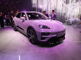 保时捷 MACAN 紫色