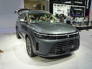 问界M7灰色