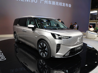 沃尔沃 EM90 金色
