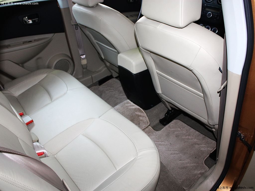 逍客2011款 2.0l cvtxv 龙 4wd 5座座椅空间图片(50/)