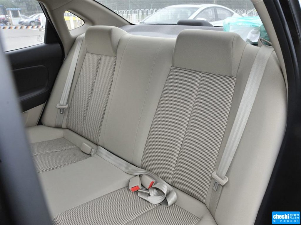 炫黑悦动 2011款 1.6l 自动舒适型 gl座椅空间图片(16