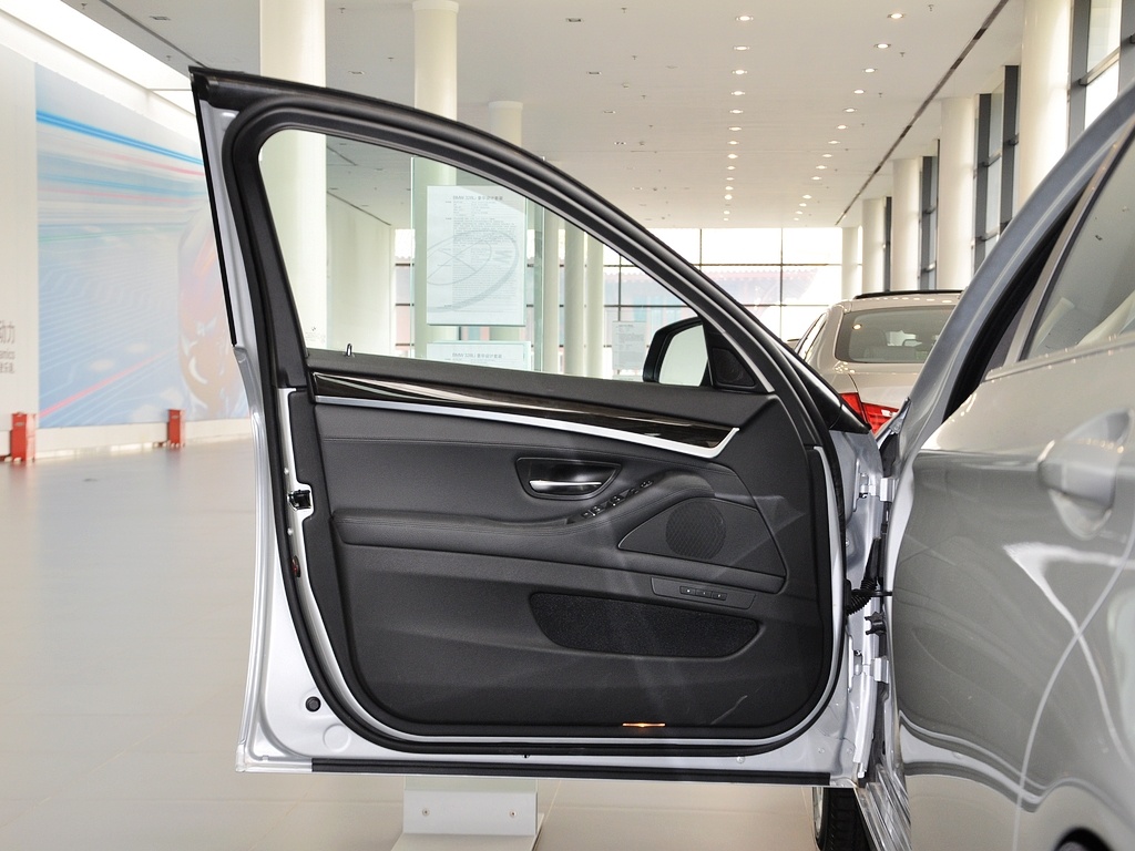 宝马5系 2013款 530Li 3.0L AT 领先型图片